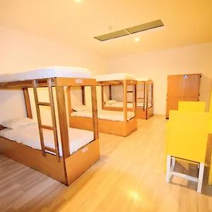  Hostal Bauhouse Backpacker